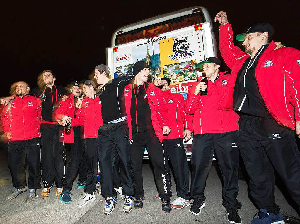 Spieler und Fans des EHC Freiburg feiern am frhen Morgen gemeinsam den Klassenerhalt in der DEL 2.