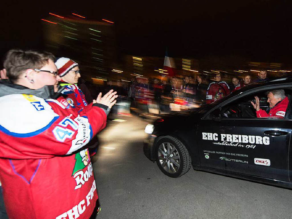 Spieler und Fans des EHC Freiburg feiern am frhen Morgen gemeinsam den Klassenerhalt in der DEL 2.