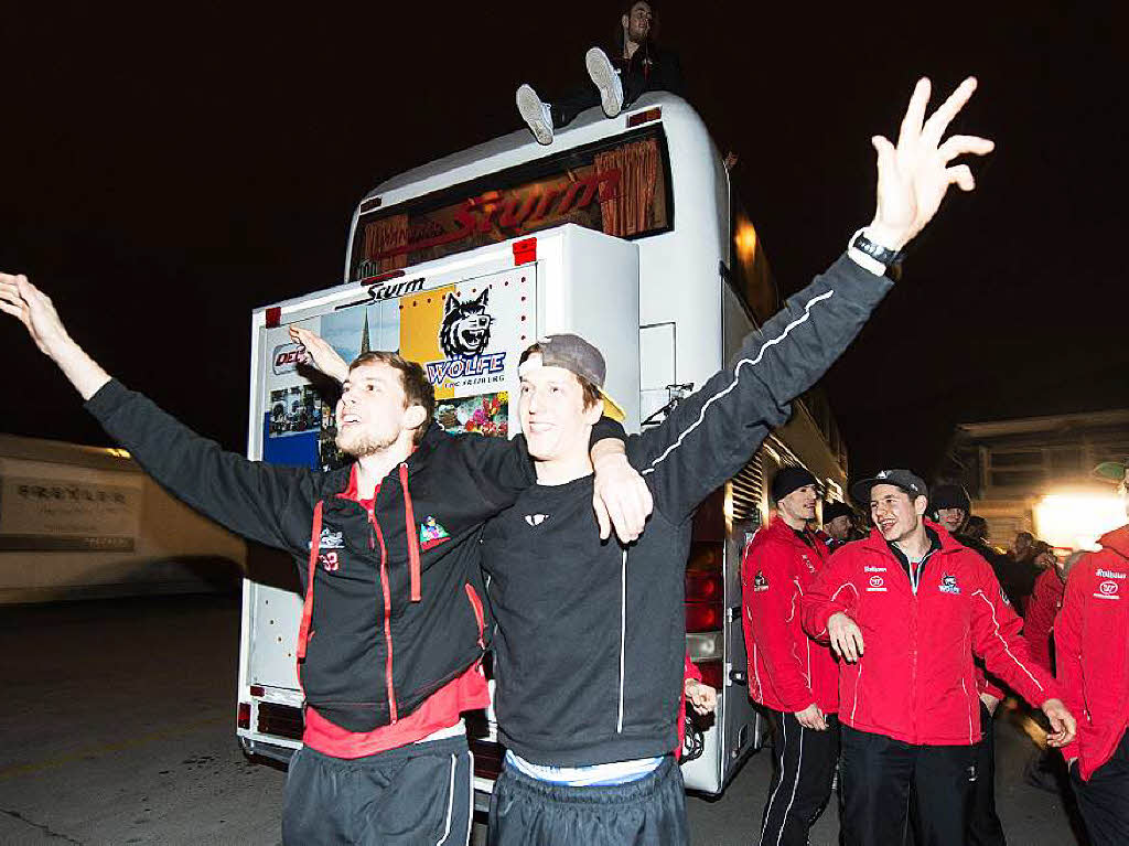 Spieler und Fans des EHC Freiburg feiern am frhen Morgen gemeinsam den Klassenerhalt in der DEL 2.