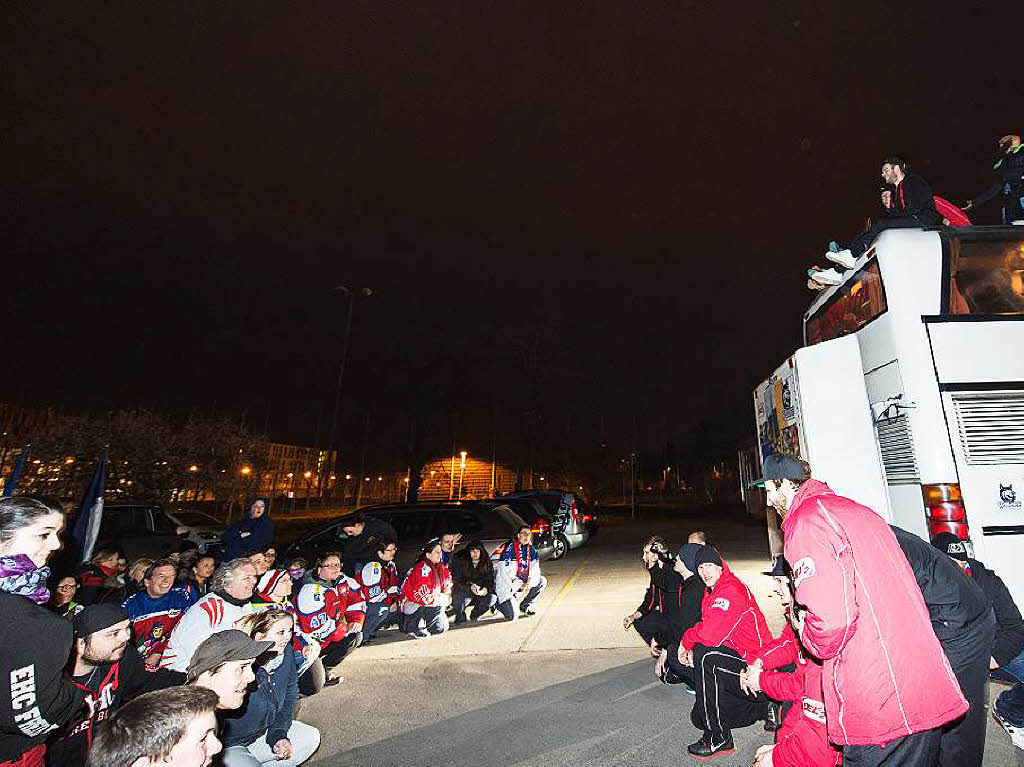 Spieler und Fans des EHC Freiburg feiern am frhen Morgen gemeinsam den Klassenerhalt in der DEL 2.