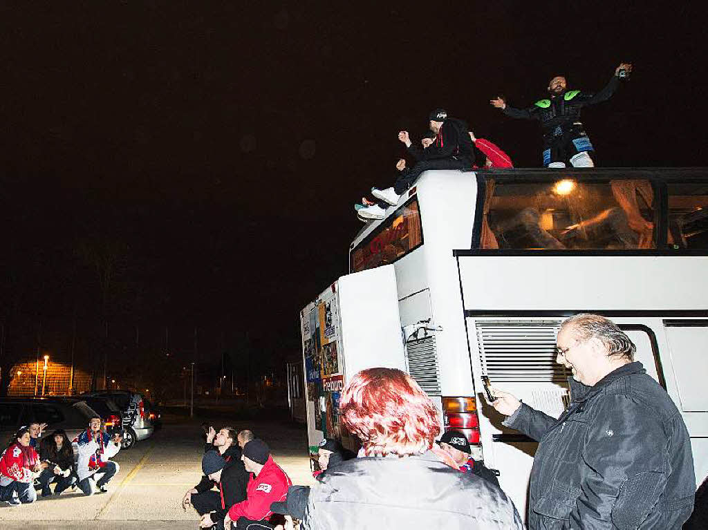 Spieler und Fans des EHC Freiburg feiern am frhen Morgen gemeinsam den Klassenerhalt in der DEL 2.