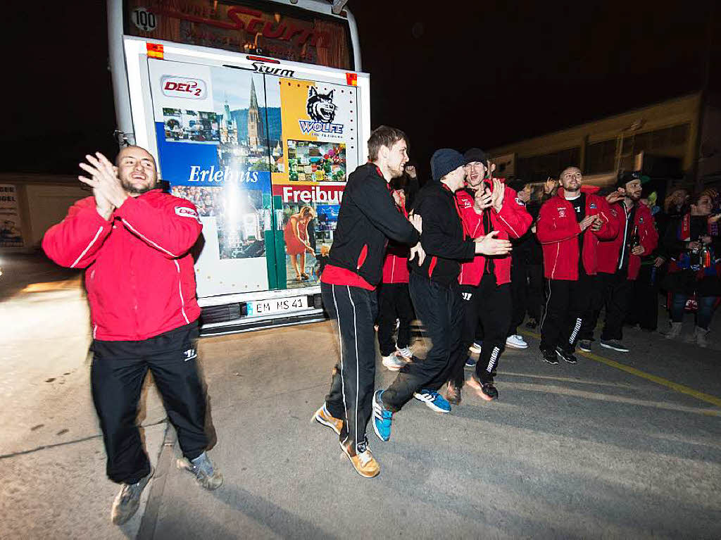 Spieler und Fans des EHC Freiburg feiern am frhen Morgen gemeinsam den Klassenerhalt in der DEL 2.