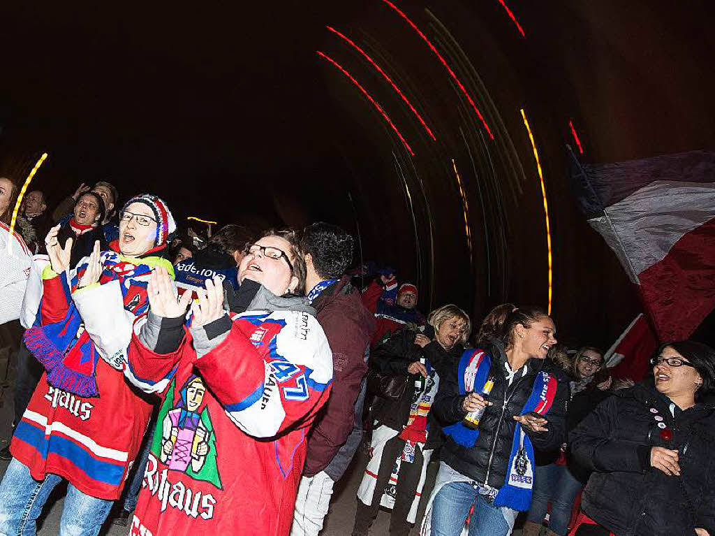 Spieler und Fans des EHC Freiburg feiern am frhen Morgen gemeinsam den Klassenerhalt in der DEL 2.