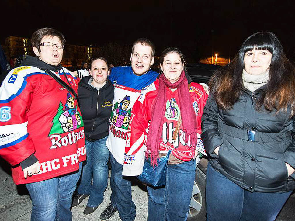 Spieler und Fans des EHC Freiburg feiern am frhen Morgen gemeinsam den Klassenerhalt in der DEL 2.