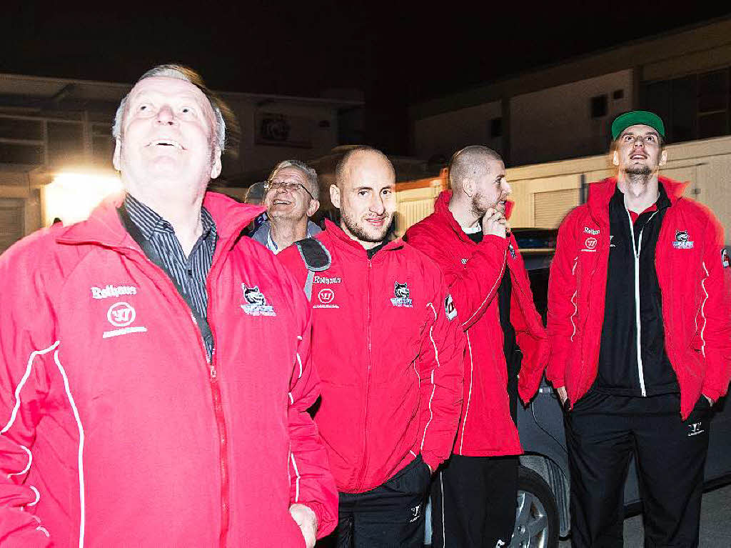 Spieler und Fans des EHC Freiburg feiern am frhen Morgen gemeinsam den Klassenerhalt in der DEL 2.