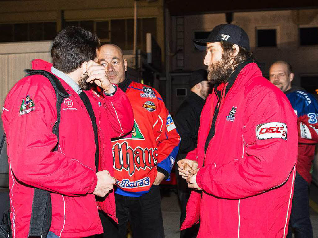 Spieler und Fans des EHC Freiburg feiern am frhen Morgen gemeinsam den Klassenerhalt in der DEL 2.