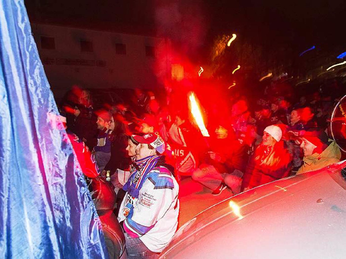 Spieler und Fans des EHC Freiburg feiern am frhen Morgen gemeinsam den Klassenerhalt in der DEL 2.