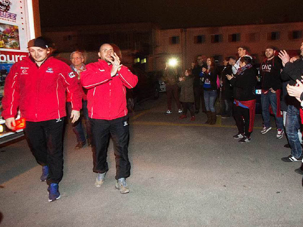 Spieler und Fans des EHC Freiburg feiern am frhen Morgen gemeinsam den Klassenerhalt in der DEL 2.