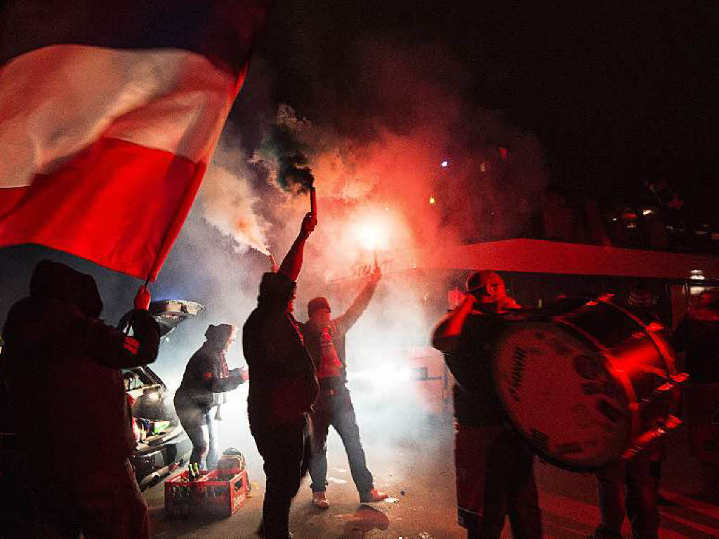 Spieler und Fans des EHC Freiburg feiern am frhen Morgen gemeinsam den Klassenerhalt in der DEL 2.