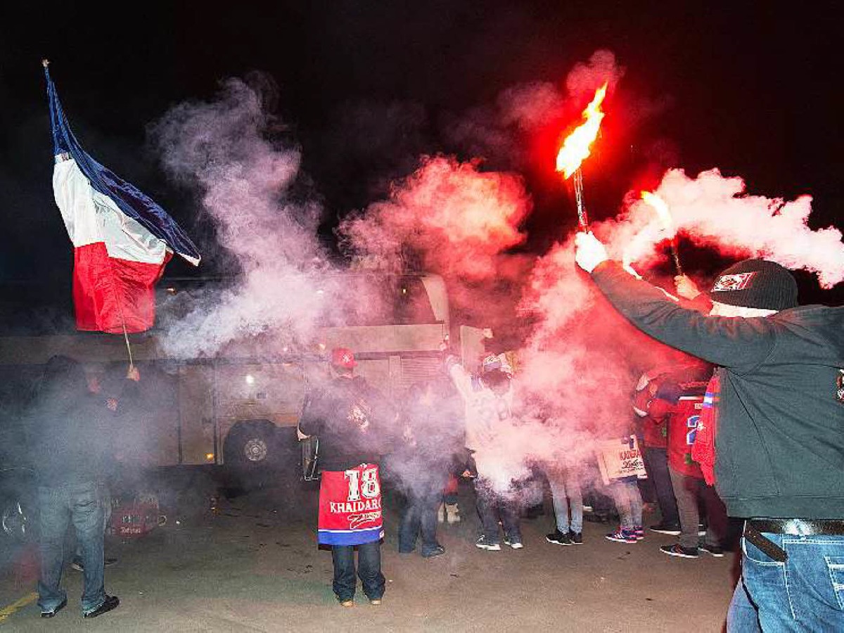 Spieler und Fans des EHC Freiburg feiern am frhen Morgen gemeinsam den Klassenerhalt in der DEL 2.