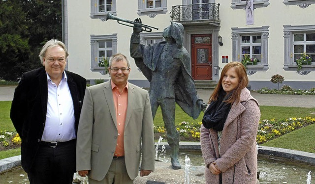 Vor der Statue des Trompeters, dessen ...Alexander Guhl und Sarah von Keudell.   | Foto: Michael Gottstein