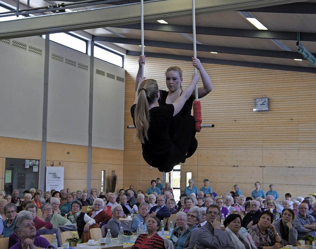 Akrobatik ber den Kpfen der Besucher...ie Senioren in der Diersburger Halle.   | Foto: BWGN Hohberg