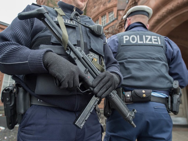 Im Zusammenhang mit den Terroranschlg...n und im Raum Dsseldorf festgenommen.  | Foto: dpa