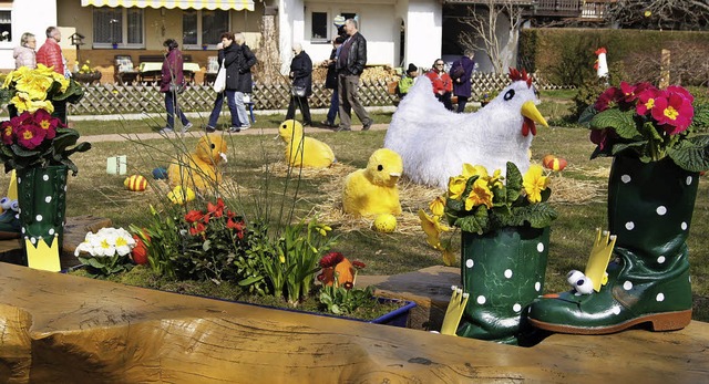 Hennen, Leute, Stiefel, Brunnen, Blume...;  was braucht man mehr im Osterdorf?   | Foto: Fotos: Roland Gutjahr