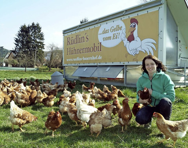 Leila Rdlin und jede Menge glckliche...or dem Hhnermobil in Auggen-Zizingen   | Foto: Silke Hartenstein