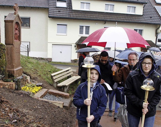 Trotz Regens kamen mehr als 70 Glubig... die Gedenksteine restauriert wurden.   | Foto: Heidi Fssel