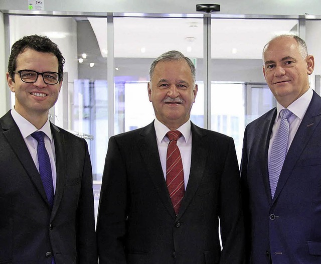 Vorstandsvorsitzender Peter Rottenecke...(rechts)) verabschiedeten Albert Ott.   | Foto: volksbank