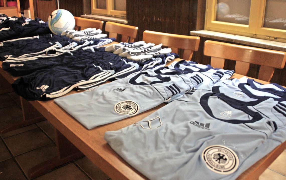 Die Trikotstze mit dem Bundesadler st...s SV Obersckingen teilnehmen wollen.   | Foto: Jrn Kerckhoff
