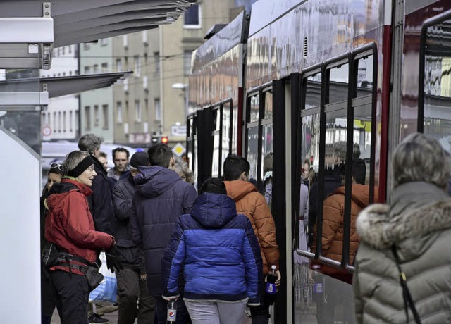 Durch den schlechteren Takt am Samstag... hier an der Haltestelle Hauptstrae.   | Foto: Thomas Kunz