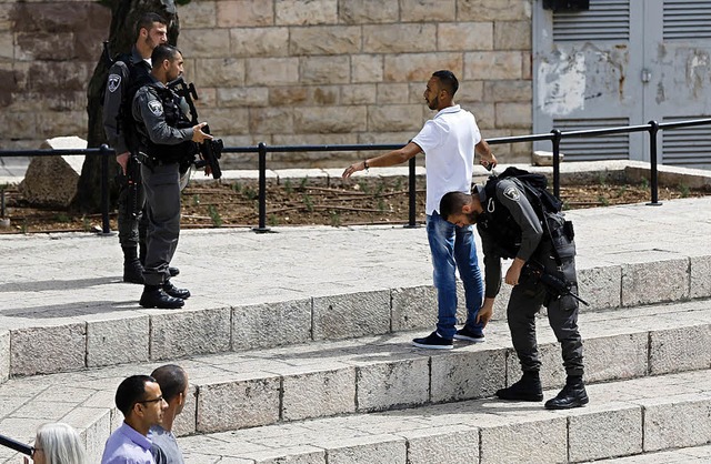 Israelische Soldaten untersuchen einen Palstinenser   | Foto: AFP