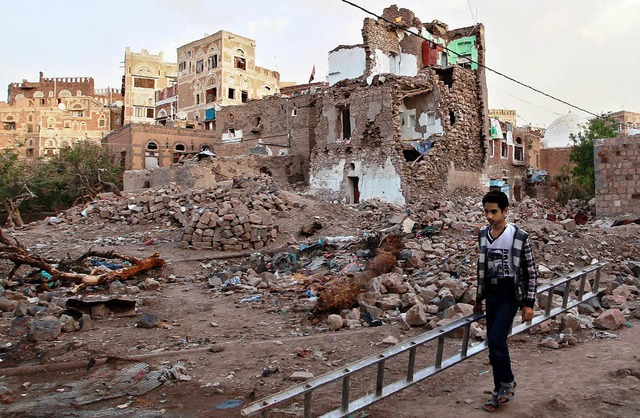 Ein jemenischer Junge geht an einem vo...zerstrten Gebude in Sanaa vorbei.     | Foto: AFP