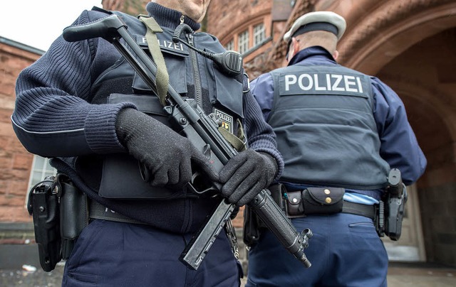 Schwer bewaffnete Polizisten patrouillieren am Hauptbahnhof von Gieen.   | Foto: DPA
