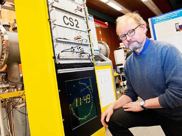Physiker Andreas Bauch  vor einer Atomuhr    | Foto: DPA