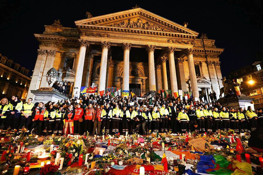 Gedenken der Opfer der Anschläge in Brüssel auf dem Place de la Bourse  | Foto: dpa