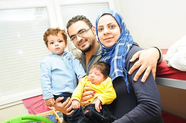 Geburt im Flchtlingsheim: Der kleine,...al Eddin und seiner Mama Asraa Kandah.  | Foto: Robert Bergmann