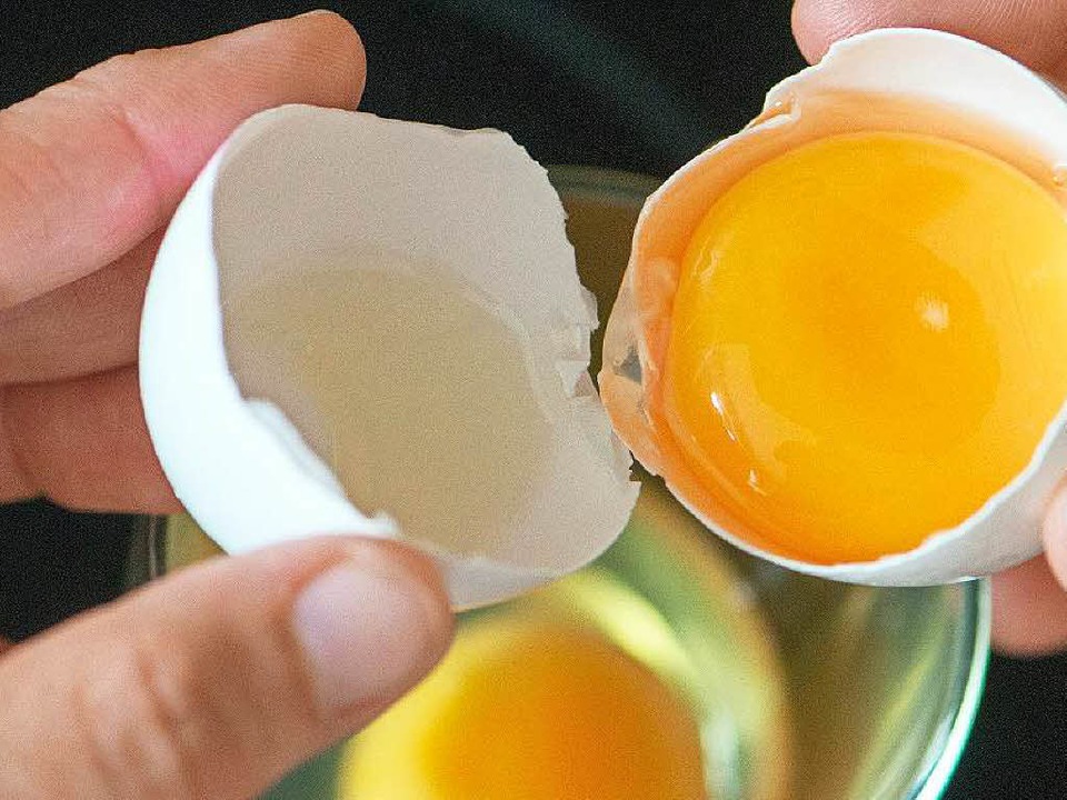 An Ostern werden viele Eier verarbeite... jedoch, wo diese eigentlich herkomen.  | Foto: dpa