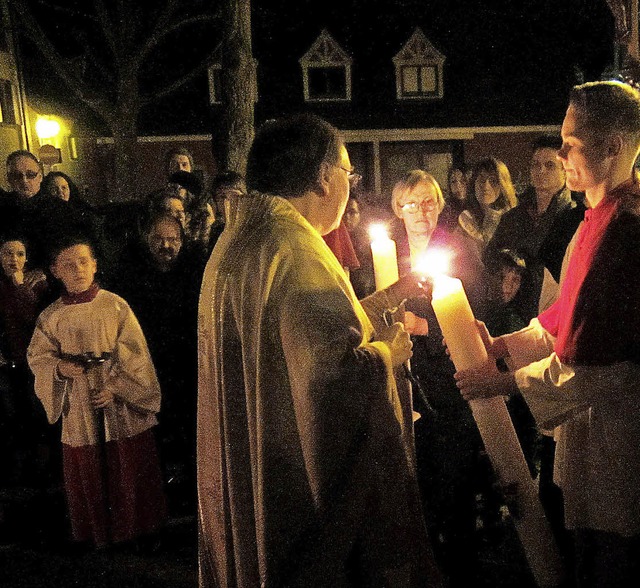 LICHT ins Dunkel  der Nacht brachte di...aurentius in Kenzingen getragen wurde.  | Foto: Reiner Merz