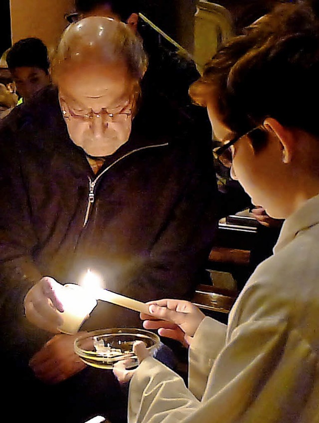 Weitergabe des geweihten Osterlichts i...er an die Glubigen in der Osternacht.  | Foto: Eva Korinth