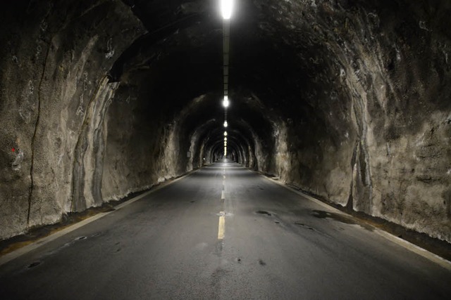 1,3 Kilometer lang und ziemlich finste...r Zufahrtstollen zum Kavernenkraftwerk  | Foto: Annette Mahro