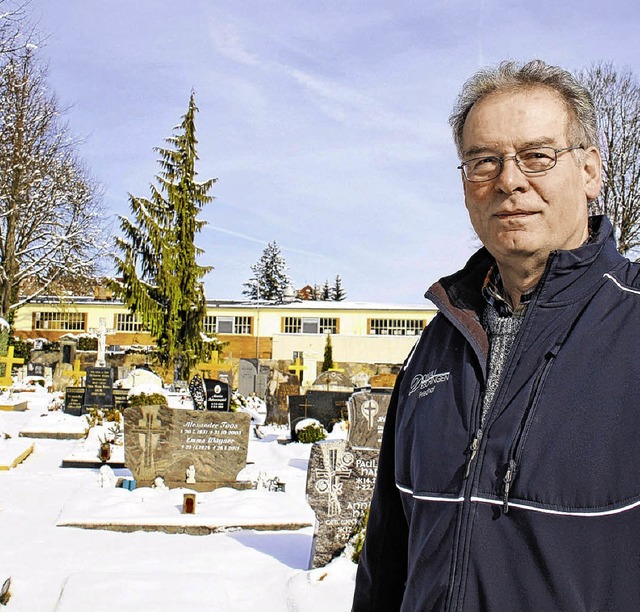 Peter Leutze an seinem Arbeitsplatz: der Friedhof    | Foto: Falke