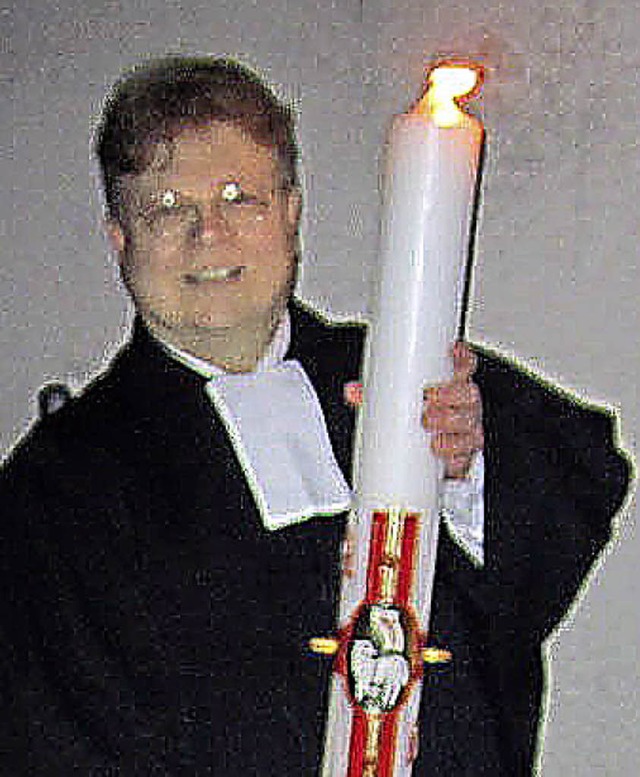 Die erste Osternachtfeier in Wehr war ...ete die Kerze am Osterfeuer (rechts).   | Foto: Hansjrg Bader