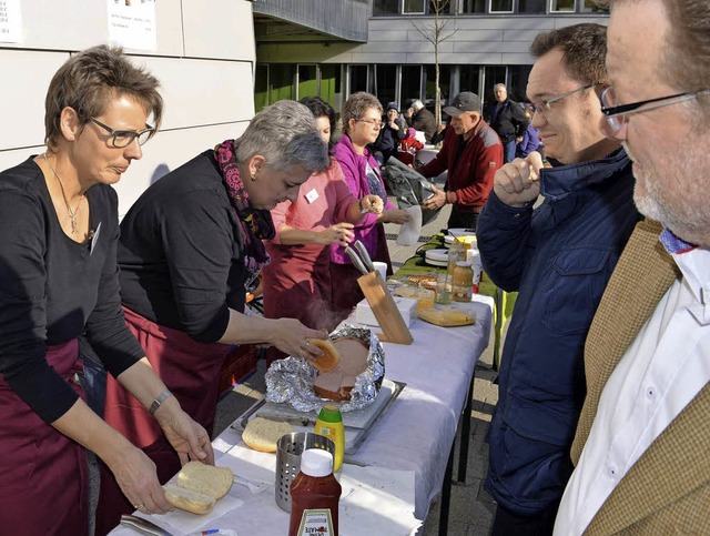 Die Damen vom Frderverein der Realsch...weckle und Waffeln, den Besuchern an.   | Foto: zvg