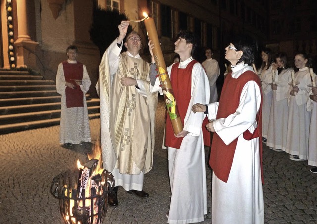 Am Osterfeuer auf dem Kirchenvorplatz ...der Nacht auf Sonntag die Osterkerze.   | Foto: Eberhard Gross