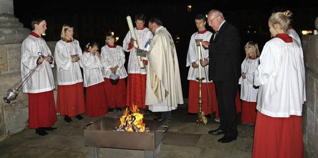 Messdiener und Pfarrer Jan Grzeszewski...chen Jesus und den Menschen besiegelt.  | Foto: Margrit Matyscak