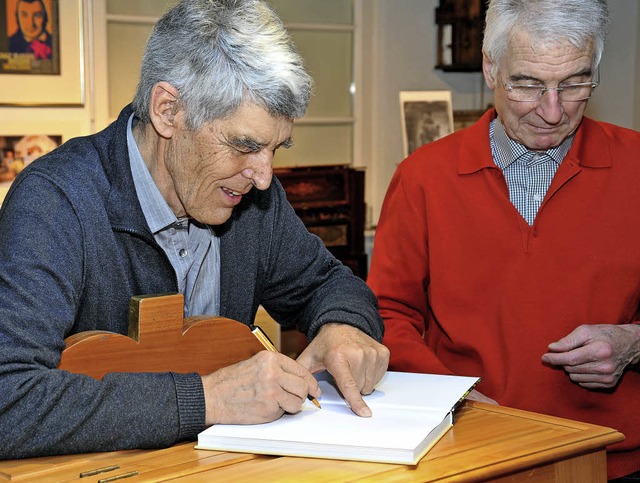 Wolf Hockenjos signiert sein Buch. Wal...mmel (rechts) freut sich schon drauf.   | Foto: Horst Dauenhauer