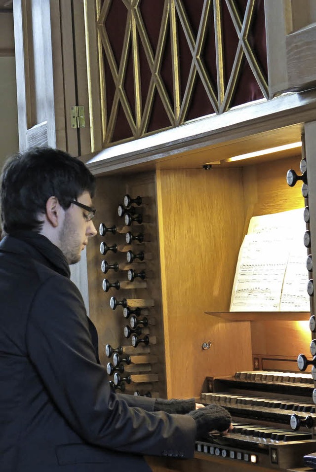 Mirko Rechnitzer an der Orgel in der Stadtkirche  | Foto: Georg Vo
