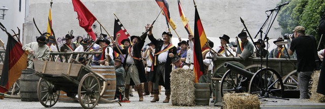 So sieht es aus, wenn die Heckergruppe den Barrikadenkampf von 1848 inszeniert.   | Foto: Stadt Offenburg