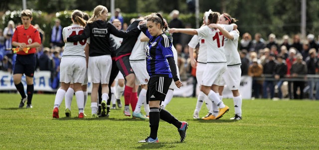 Eine einsame Lahrer Fuballspielerin v...innen des Pokalsiegers SC Hofstetten.   | Foto: Alexandra Buss