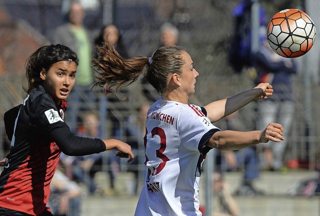 Fokussiert: Ex-SC-Spielerin Sara Dbri... den Ball vor Cinzia Zehnder (links).   | Foto: Seeger