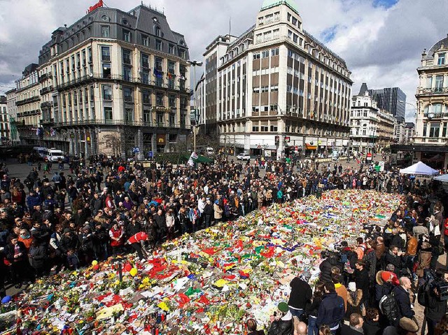 Der Brsseler Brsenplatz ist zu einem... und einem Ort des Gedenkens geworden.  | Foto: AFP