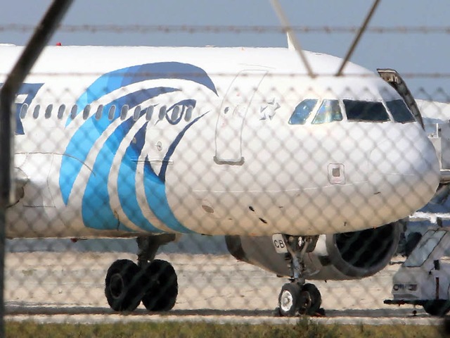 Die entfhrte Maschine auf dem Flughafen von Larnaka.  | Foto: dpa