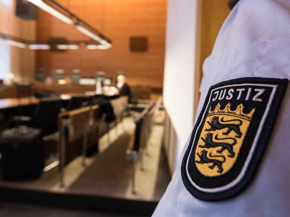 Das Freiburger Landgericht wird von ei...de ein Haftbefehl gegen ihn beantragt.  | Foto: dpa