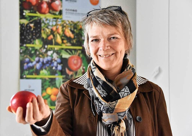 Sabine Fey prsentiert einen Apfel aus ihrem Haus.  | Foto: Michael Bamberger