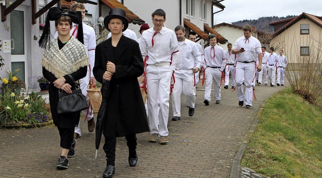 Traditioneller &#8222;Eierlauf&#8220; ...e Eierspringer auf Eier-Einsammeltour.  | Foto: A. Bertsch