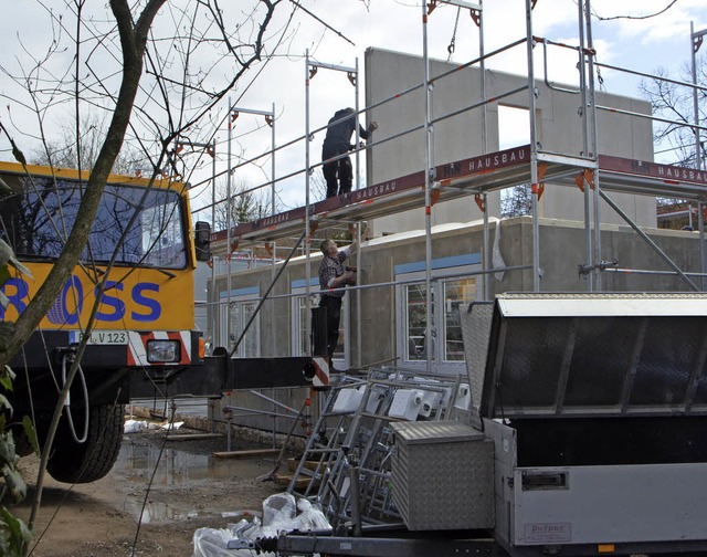 Die Holzelemente fr die neue Flchtli...gestern von einem Kran eingeschwenkt.   | Foto: Gerhard Walser