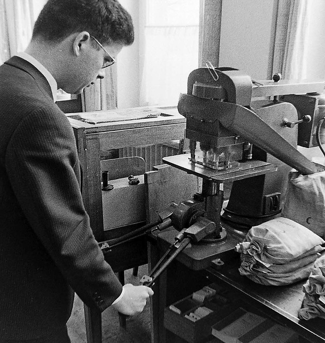 So vernichtet man Geld: 1966 gab es in...dingen eine Geldvernichtungsmaschine.   | Foto: Armin Mller